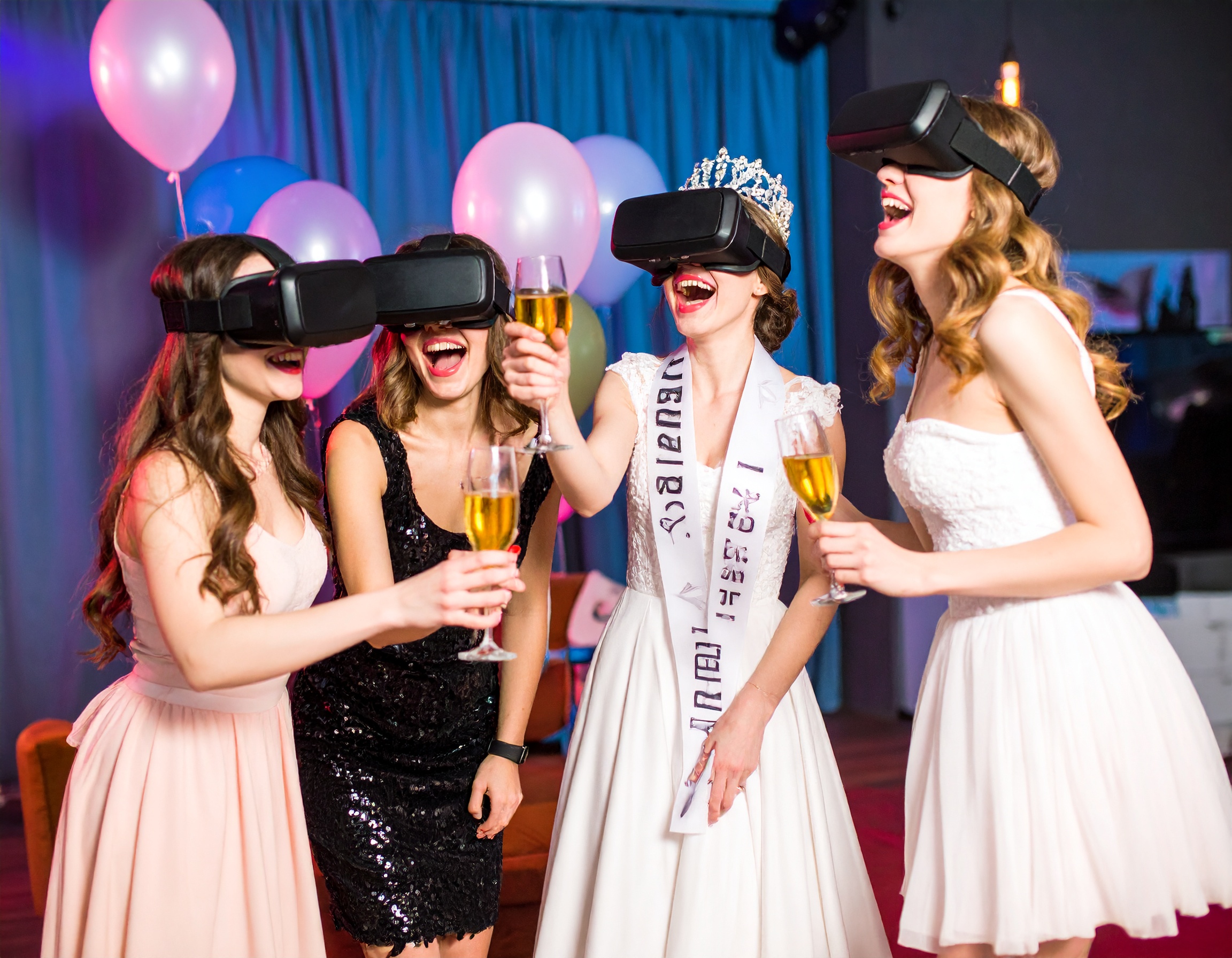 Quatre jeunes femmes participent à une EVJF près de Cergy, portant des casques de réalité virtuelle tout en trinquant avec des verres de champagne. 