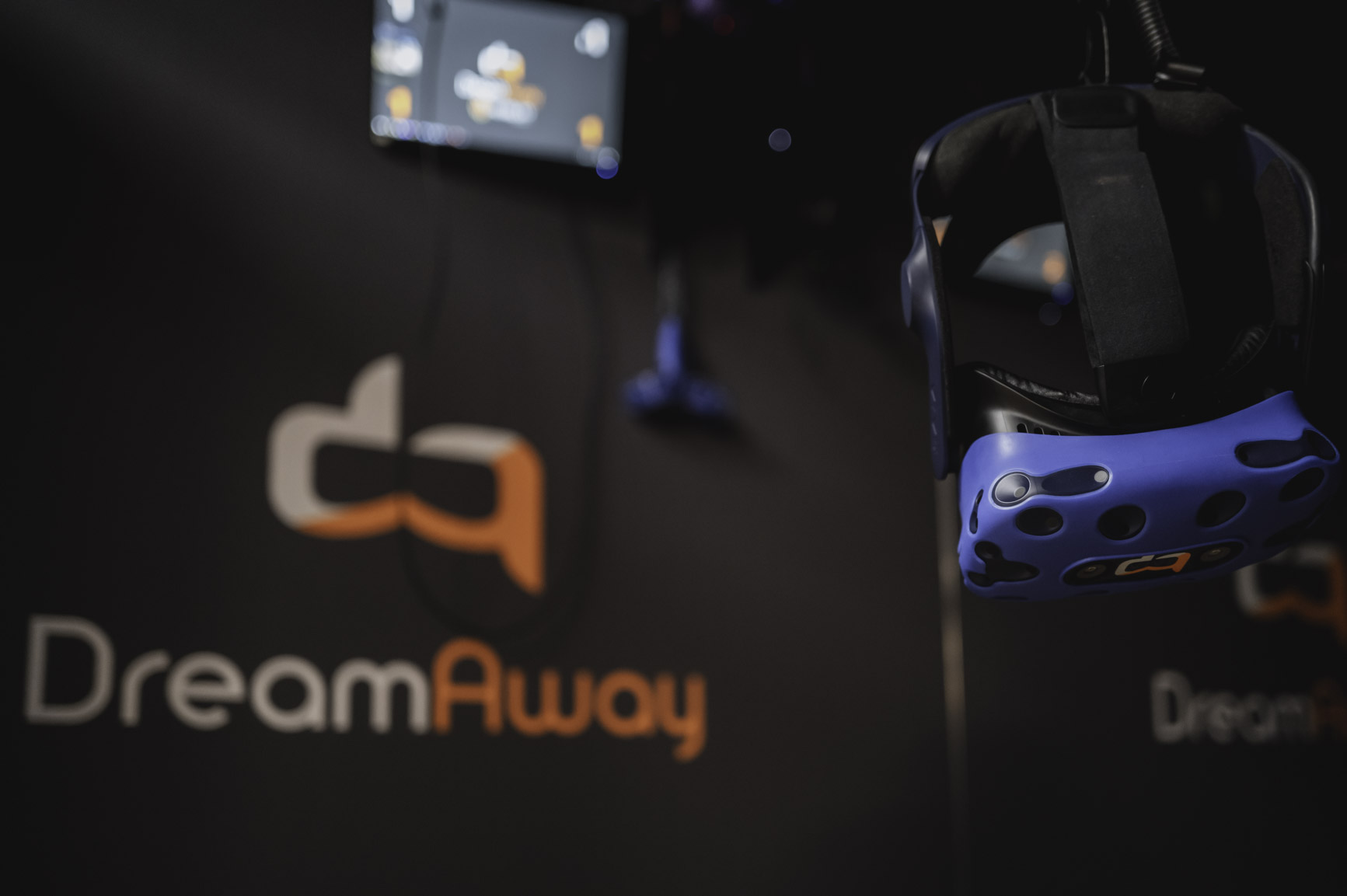 Fille avec casques de réalité virtuelle 