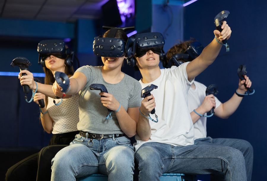  Des étudiants équipés de casques et manettes de réalité virtuelle, plongés dans une expérience de jeu immersive.
