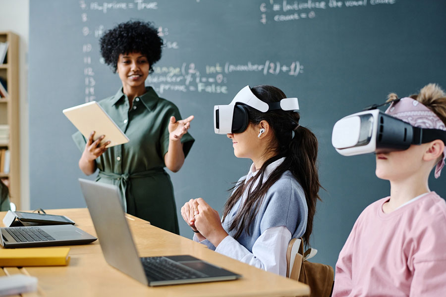 Professeur et élèves en cours avec des casques de réalité virtuelle